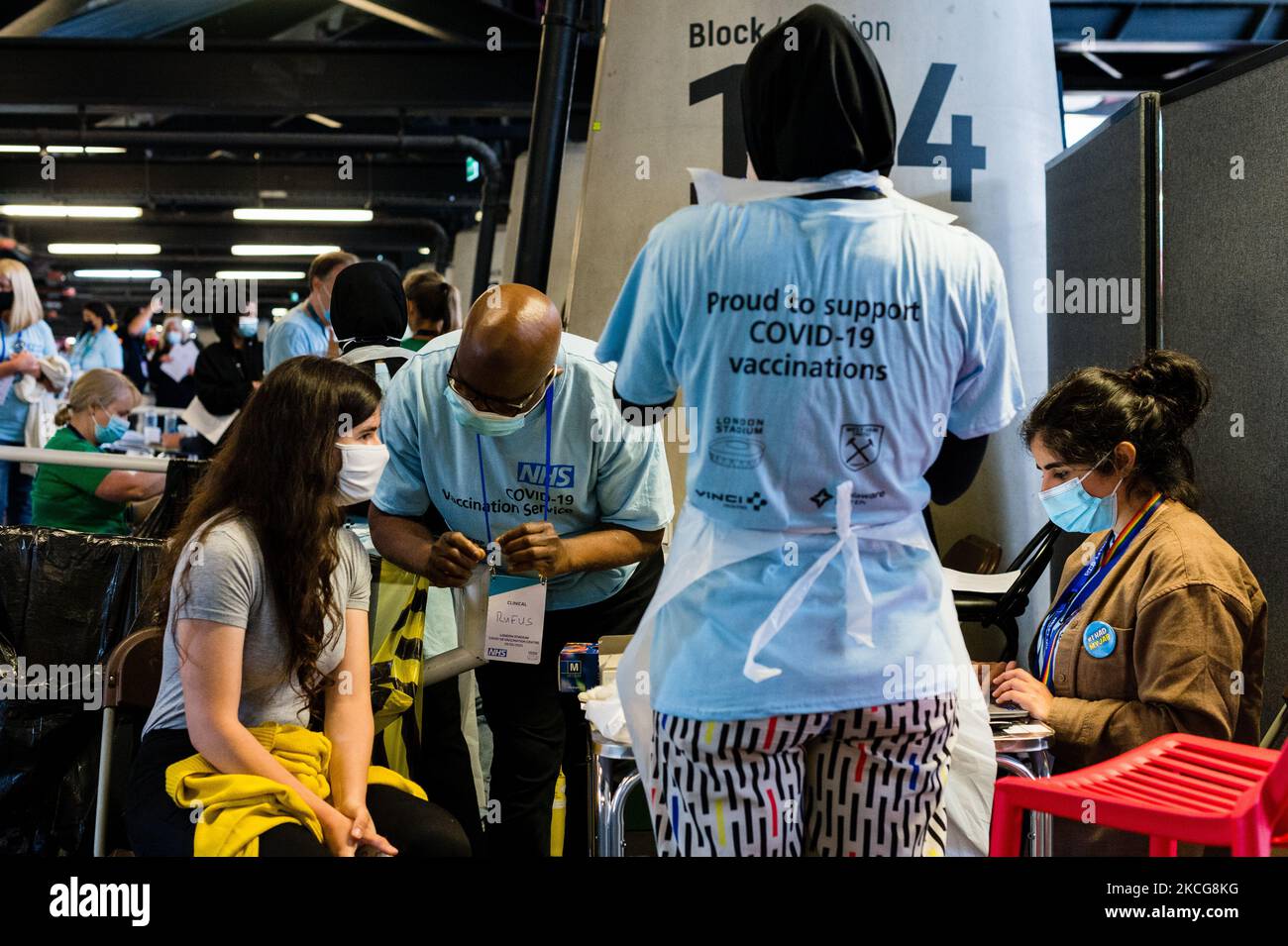 Une personne reçoit une dose du vaccin Pfizer BioNTech COVID-19 dans un centre de vaccination de masse pour les personnes âgées de 18 ans et plus au stade de Londres, en Grande-Bretagne, le 19 juin 2021. Une nouvelle vague d'infections à coronavirus est « en cours » en Angleterre en raison de la variante Delta identifiée pour la première fois en Inde, a déclaré un scientifique consultatif du gouvernement britannique (photo de Maciek Musialek/NurPhoto) Banque D'Images