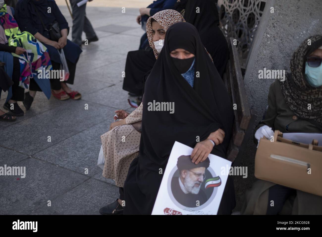 Une femme partisane du président iranien élu Ebrahim Raisi tient une affiche électorale de Raisi tout en assistant à un rassemblement pour célébrer la victoire de Raisi aux élections présidentielles de 18 juin en Iran, dans le sud de Téhéran sur 19 juin 2021. Raisi a remporté les élections présidentielles iraniennes et a élu le nouveau président iranien. (Photo de Morteza Nikoubazl/NurPhoto) Banque D'Images