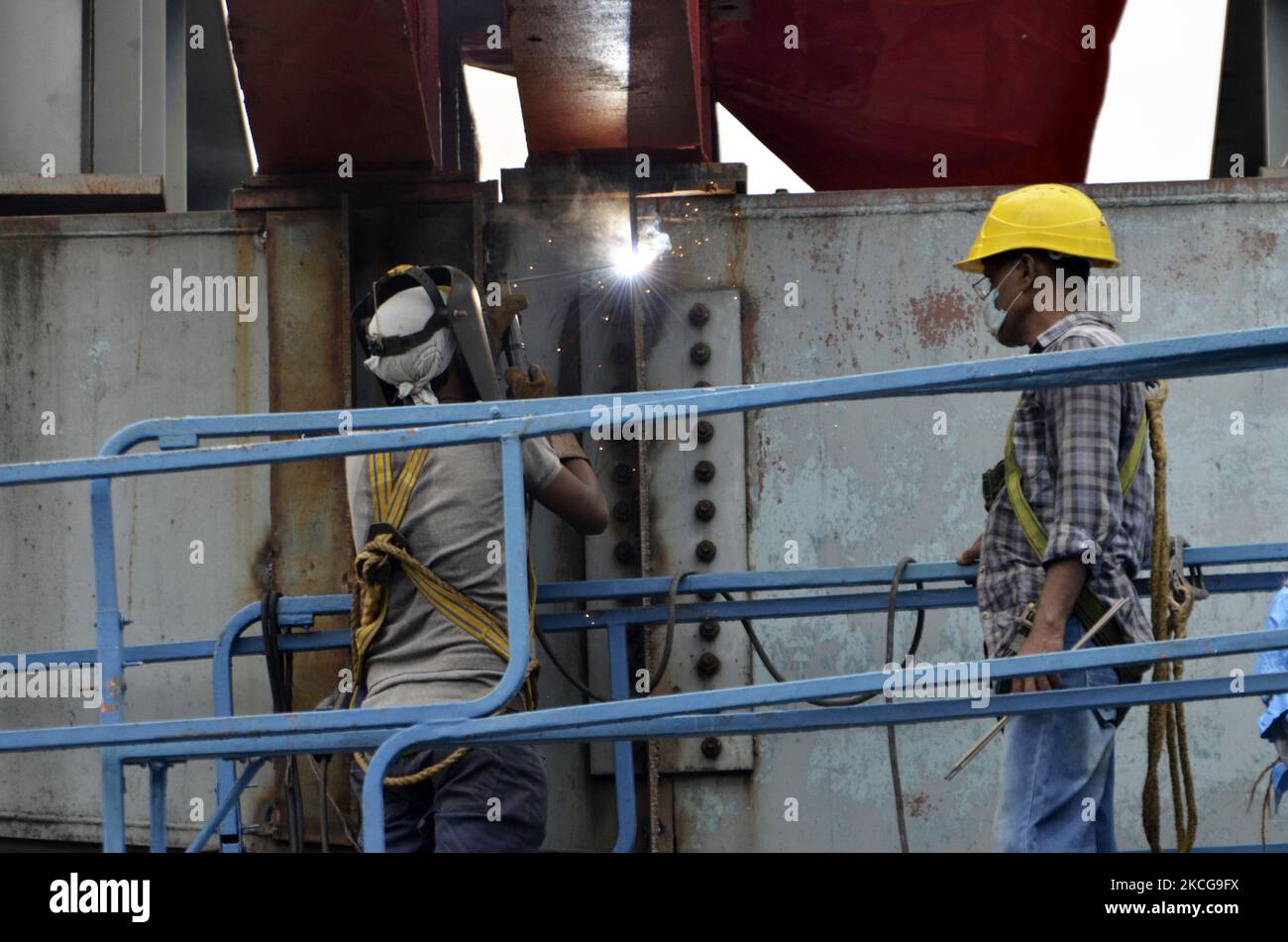 Travaux de démolition du pont Vivekananda à Kolkata, Inde, 20 juin 2021. Le gouvernement indien a publié ses dernières estimations de la croissance économique pour le dernier exercice qui s'est terminé en mars 2021. Selon un rapport des médias indiens, le produit intérieur brut (PIB) de l Inde a diminué de 7,3 % en 2020-21. (Photo par Indranil Aditya/NurPhoto) Banque D'Images