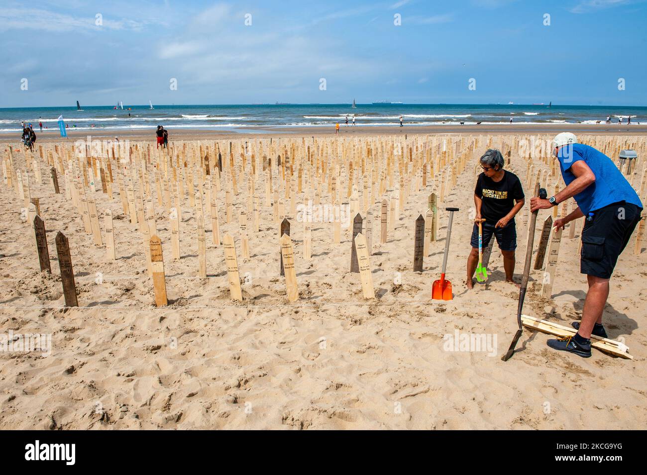 Le jour de la Journée mondiale des réfugiés, les gens de toute l'Europe commémorent les plus de 44,000 victimes qui sont mortes aux frontières européennes au cours des dernières années. Sur la plage de Scheveningen, à la Haye, sur 20 juin 2021, un monument commémoratif a été placé près de la mer pour payer le dernier respect aux victimes. Le monument commémoratif se composait de 44,000 panneaux commémoratifs en bois sortant du sable sur la plage avec les noms des victimes écrits sur eux. (Photo par Romy Arroyo Fernandez/NurPhoto) Banque D'Images