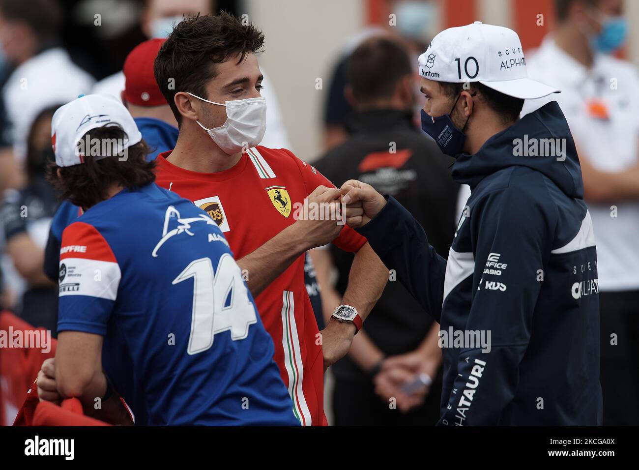 Charles Leclerc de Monaco et la (16) Scuderia Ferrari et Pierre Gasly de France et la (10) Scuderia AlphaTauri se saluent avant le Grand Prix de France F1 au circuit Paul Ricard sur 27 juin 2021 au Castellet, France. (Photo de Jose Breton/Pics action/NurPhoto) Banque D'Images
