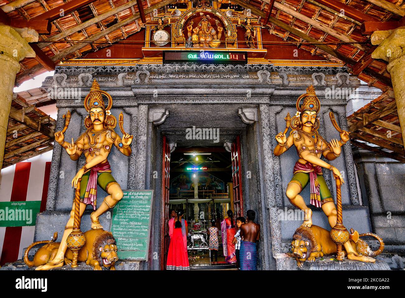 Statues de gardiens à l'entrée du temple Arasadi Vinayagar (Arasadi Sithi Vinayagar Kovil) à Jaffna, Sri Lanka. (Photo de Creative Touch Imaging Ltd./NurPhoto) Banque D'Images