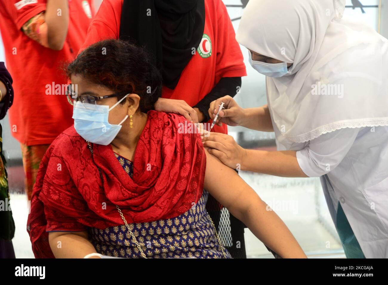 Une femme reçoit une première dose du vaccin contre le coronavirus Pfizer-BioNTech Covid-19 au cours d'une campagne de vaccination à l'Université médicale de Bangabandhu Sheikh Mujib (BSMMU) à Dhaka, au Bangladesh, au 21 juin 2021. Selon les autorités sanitaires du Bangladesh qui administrent le vaccin Pfizer-BioNTech Covid-19, ont commencé dans trois hôpitaux de Dhaka. (Photo par Mamunur Rashid/NurPhoto) Banque D'Images