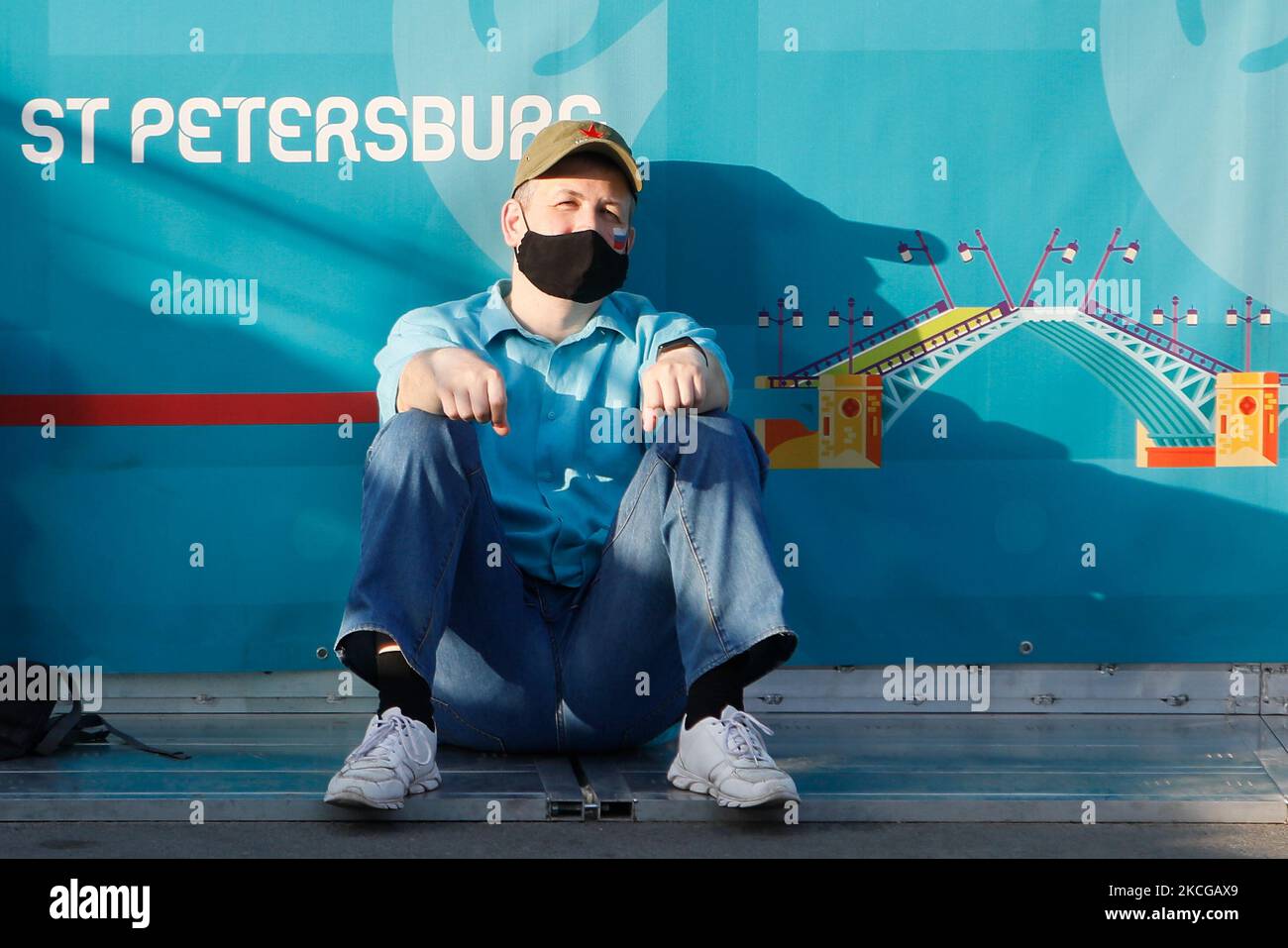 Un supporter russe regarde un flux en direct pendant le match de l'UEFA Euro 2020 Championship entre le Danemark et la Russie sur 21 juin 2021 à la zone des fans sur la place Konyushennaya à Saint-Pétersbourg, en Russie. (Photo de Mike Kireev/NurPhoto) Banque D'Images