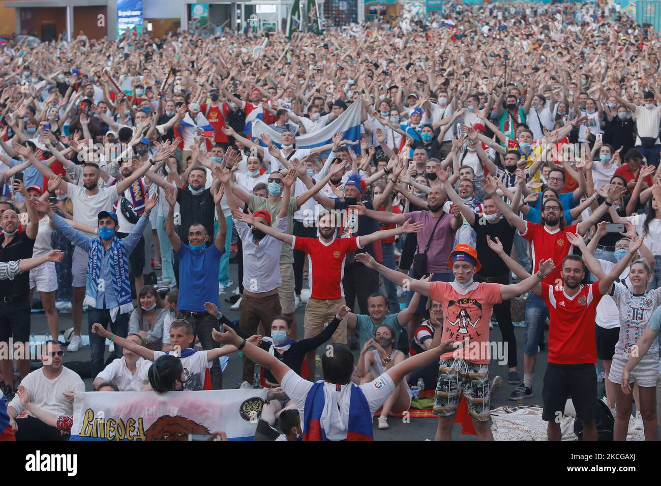 Les supporters russes regardent un flux en direct pendant le match de l'UEFA Euro 2020 Championship entre le Danemark et la Russie sur 21 juin 2021 à la zone des fans sur la place Konyushennaya à Saint-Pétersbourg, en Russie. (Photo de Mike Kireev/NurPhoto) Banque D'Images