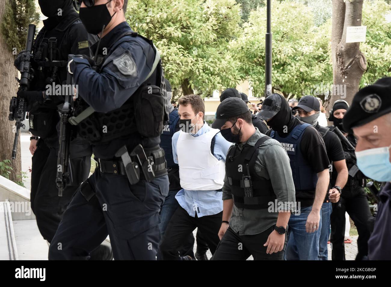 Babis Anagnostopoulos arrive devant un tribunal escorté par la police à 22 juin 2021, à Athènes, en Grèce. Sur 17 juin Babis Anagnostopoulos, pilote de 32 ans, a avoué avoir tué sa femme britannique Caroline Crouch sur 11 mai, après que la police grecque ait réfuté sa déclaration initiale selon laquelle elle avait été tuée lors d'un vol. (Photo de Nikolas Kokovovlis/NurPhoto) Banque D'Images