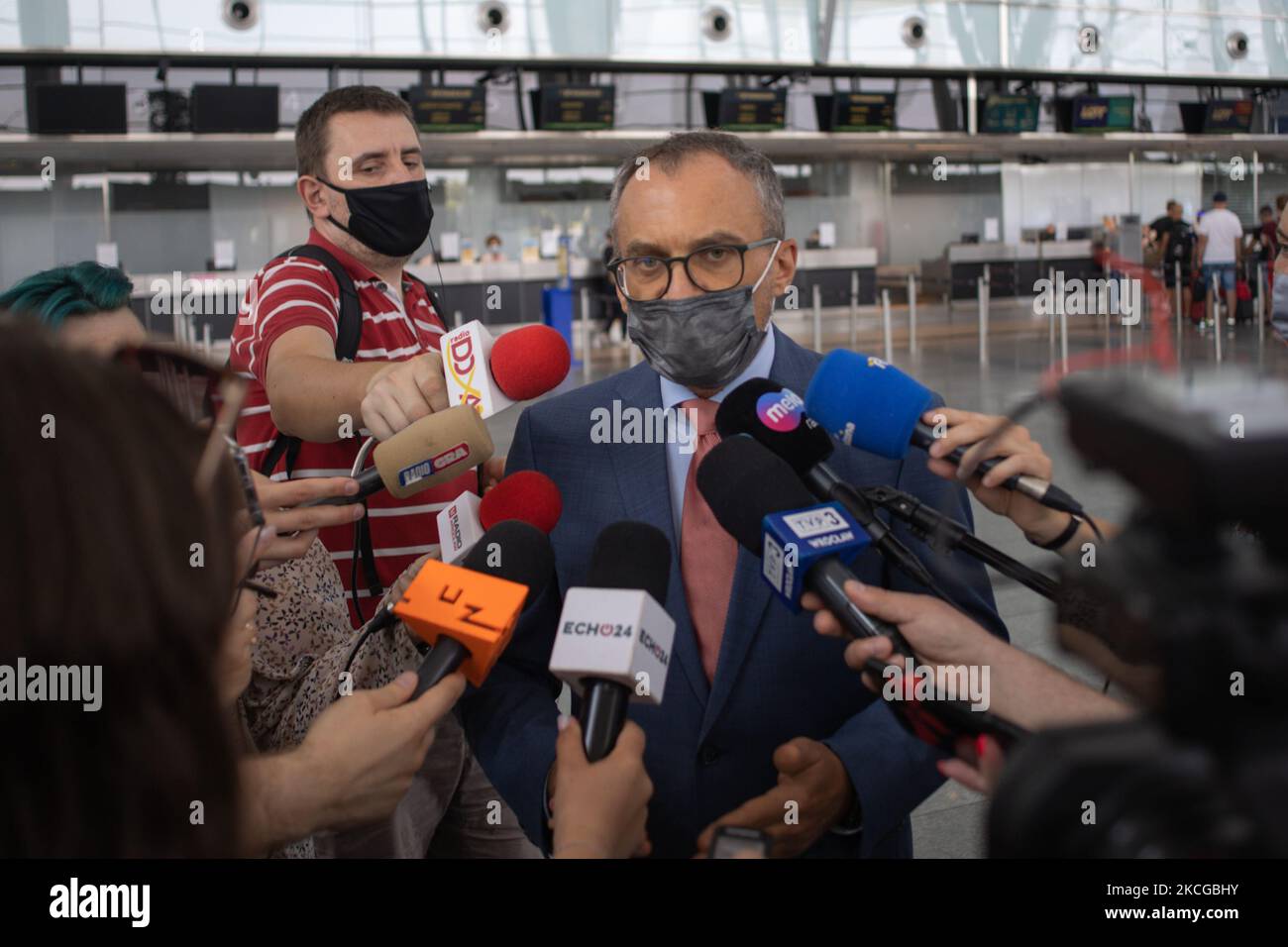 Le directeur de l'aéroport Dariusz Kus parle avec les médias de 21 juin à Wroclaw, en Pologne, lors du 2 millionième client du groupe d'aviation Wizzar a été tiré. A cette occasion, le gagnant a reçu un billet d'avion pour 200 euros. Des journalistes ont également été invités à l'tablier et les avions ont été montrés. (Photo de Krzysztof Zatycki/NurPhoto) Banque D'Images