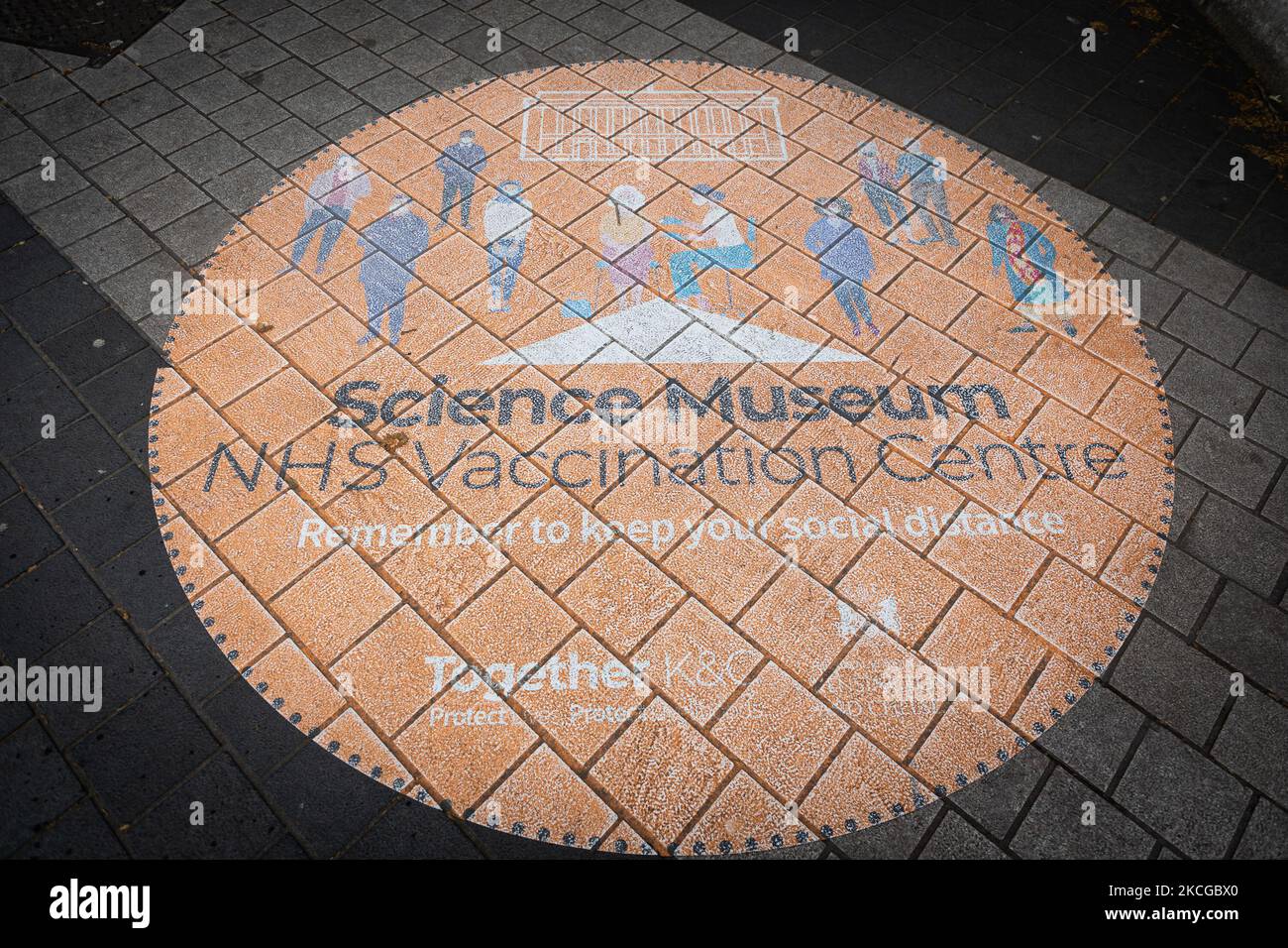 Les gens font la queue dans un centre de vaccination pour recevoir leur vaccin Covid 19 pré-réservé au Science Museum de Londres, Royaume-Uni, le 22nd juin 2021. (Photo de Tejas Sandhu/MI News/NurPhoto) Banque D'Images