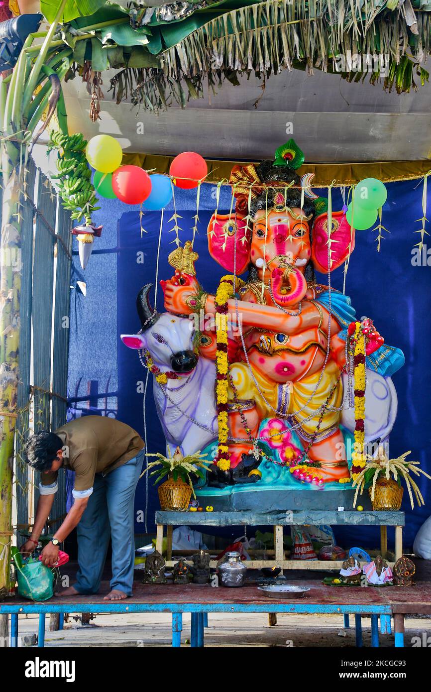 L'homme met fin aux touches de décoration d'un sanctuaire avec une grande idole du Seigneur Ganesha (Seigneur Ganesh) le long du bord de la route pendant le festival de Ganesh Chaturthi à Kumbakonam, Tamil Nadu, Inde. Ganesh Chaturthi (également connu sous le nom de Vinayaka Chaturthi) est un festival hindou célébrant l'arrivée de Ganesh sur terre de Kailash Parvat avec sa mère Déesse Parvati. Le festival est marqué par l'installation privée des idoles d'argile de Ganesh dans les maisons et publiquement sur des pandas élaborés (temples temporaires le long de la route). (Photo de Creative Touch Imaging Ltd./NurPhoto) Banque D'Images