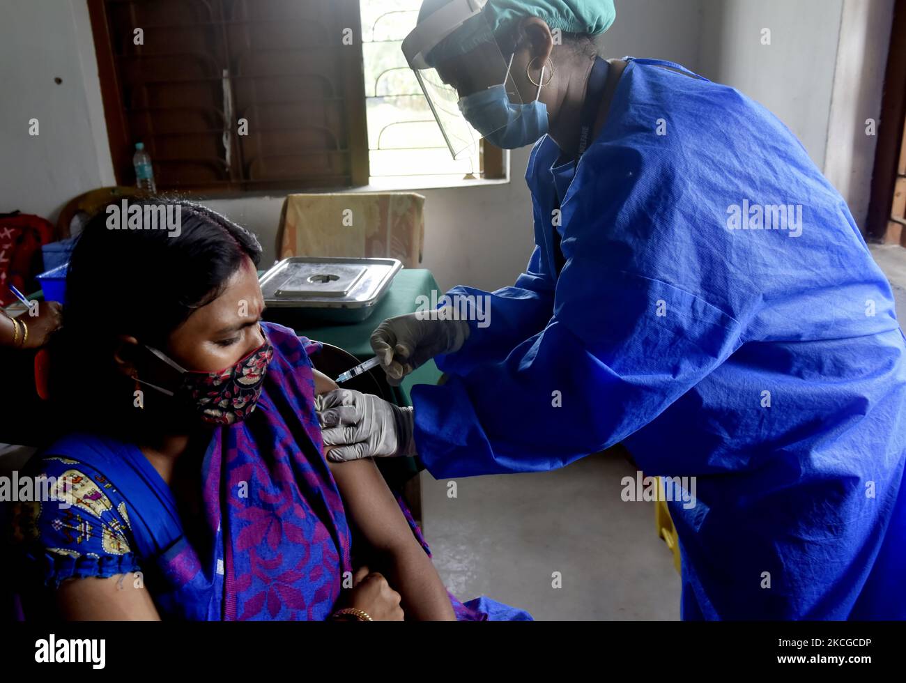 Une femme d'un village se fait vacciner dans un centre de santé public en raison d'une urgence liée au coronavirus dans le district de Howrah, à la périphérie de Kolkata, en Inde, le 23 juin 2021. (Photo par Indranil Aditya/NurPhoto) Banque D'Images