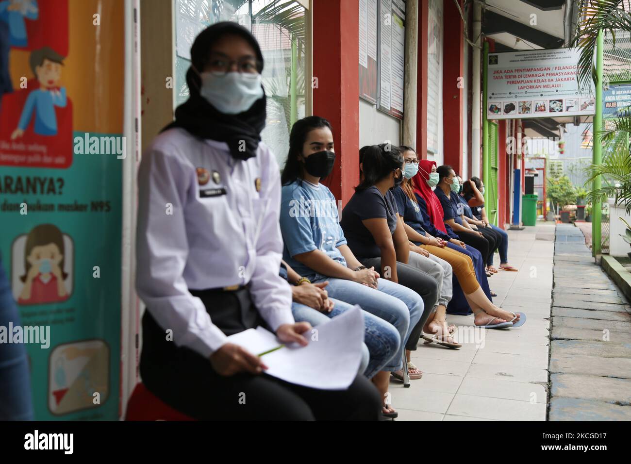 Les agents correctionnels et les détenus (WBP) du pénitencier de classe II-A (Lapas) Pondok Bambu, dans l'est de Jakarta, subissent une vaccination de masse pour Covid-19, le juin 23,2021. Type de vaccination de masse Sinovac pour les détenus et les agents de prison afin de garantir la distribution du programme de vaccination de masse COVID-19. Au total, 263 personnes, soit 32 agents pénitentiaires et 231 résidents assistés, ont été vaccinées contre la COVID-19 pour créer une immunité auditive au milieu de la pandémie COVID-19, qui n'est pas encore terminée. (Photo de Dasril Roszandi/NurPhoto) Banque D'Images