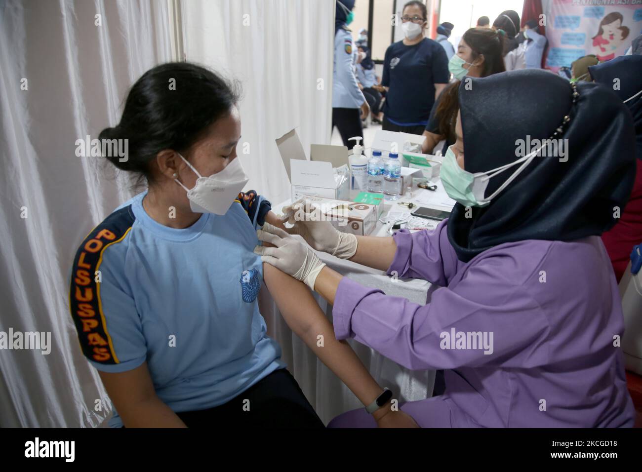Les agents correctionnels et les détenus (WBP) du pénitencier de classe II-A (Lapas) Pondok Bambu, dans l'est de Jakarta, subissent une vaccination de masse pour Covid-19, le juin 23,2021. Type de vaccination de masse Sinovac pour les détenus et les agents de prison afin de garantir la distribution du programme de vaccination de masse COVID-19. Au total, 263 personnes, soit 32 agents pénitentiaires et 231 résidents assistés, ont été vaccinées contre la COVID-19 pour créer une immunité auditive au milieu de la pandémie COVID-19, qui n'est pas encore terminée. (Photo de Dasril Roszandi/NurPhoto) Banque D'Images