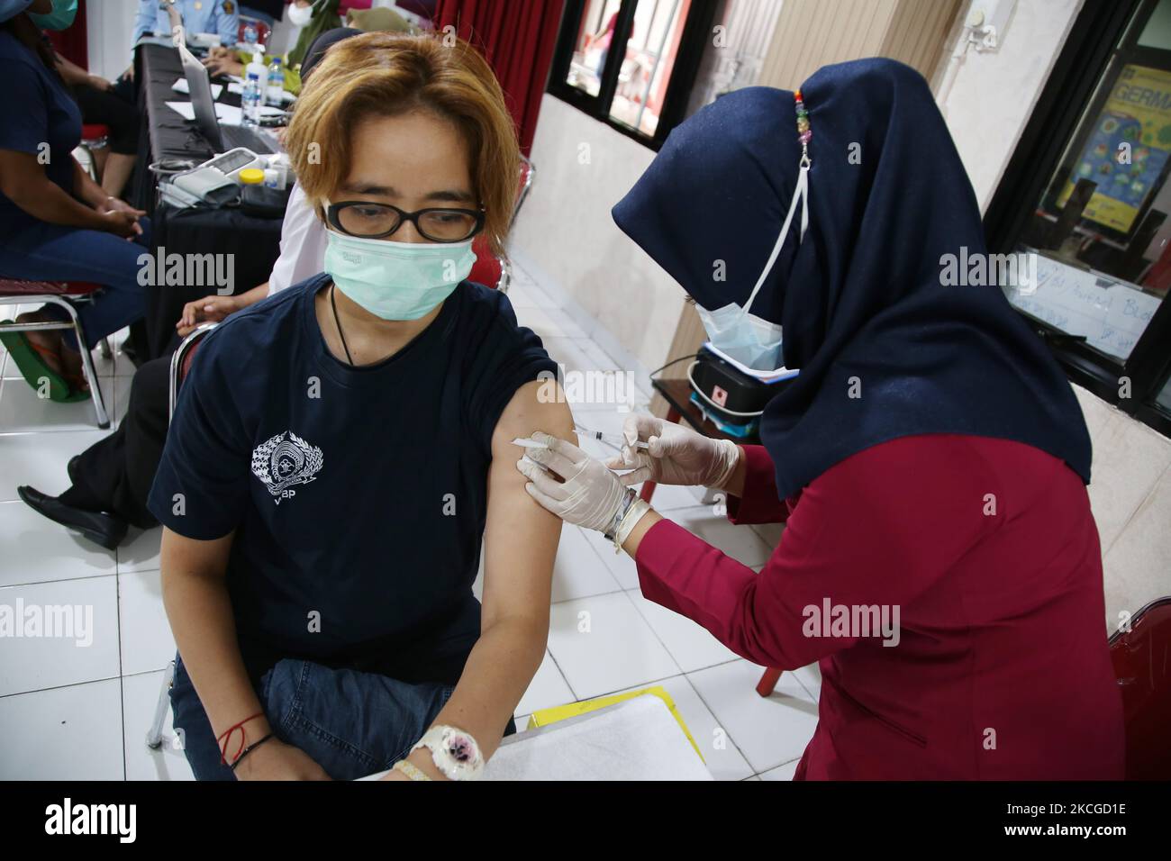 Les agents correctionnels et les détenus (WBP) du pénitencier de classe II-A (Lapas) Pondok Bambu, dans l'est de Jakarta, subissent une vaccination de masse pour Covid-19, le juin 23,2021. Type de vaccination de masse Sinovac pour les détenus et les agents de prison afin de garantir la distribution du programme de vaccination de masse COVID-19. Au total, 263 personnes, soit 32 agents pénitentiaires et 231 résidents assistés, ont été vaccinées contre la COVID-19 pour créer une immunité auditive au milieu de la pandémie COVID-19, qui n'est pas encore terminée. (Photo de Dasril Roszandi/NurPhoto) Banque D'Images