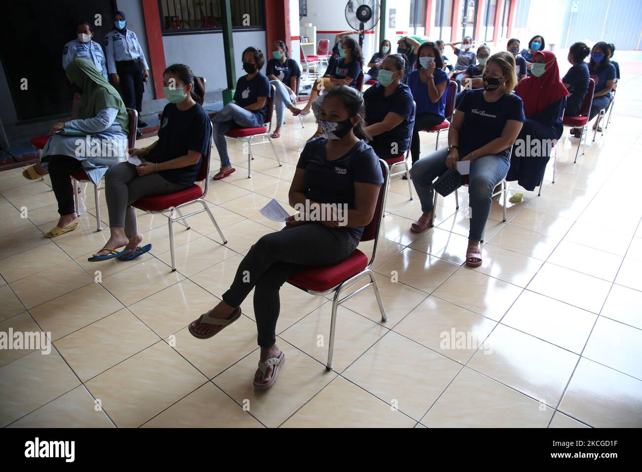 Les agents correctionnels et les détenus (WBP) du pénitencier de classe II-A (Lapas) Pondok Bambu, dans l'est de Jakarta, subissent une vaccination de masse pour Covid-19, le juin 23,2021. Type de vaccination de masse Sinovac pour les détenus et les agents de prison afin de garantir la distribution du programme de vaccination de masse COVID-19. Au total, 263 personnes, soit 32 agents pénitentiaires et 231 résidents assistés, ont été vaccinées contre la COVID-19 pour créer une immunité auditive au milieu de la pandémie COVID-19, qui n'est pas encore terminée. (Photo de Dasril Roszandi/NurPhoto) Banque D'Images