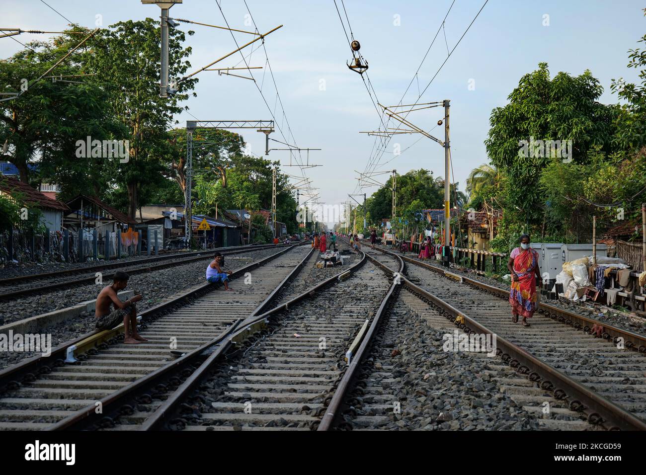 Les personnes des bidonvilles à proximité, à côté des voies ferrées, se reposant sur une voie ferrée car les trains locaux quotidiens ne circulent pas en raison de restrictions de verrouillage. Sur 23 juin 2021 à Kolkata, Inde (photo de Dipayan Bose/NurPhoto) Banque D'Images