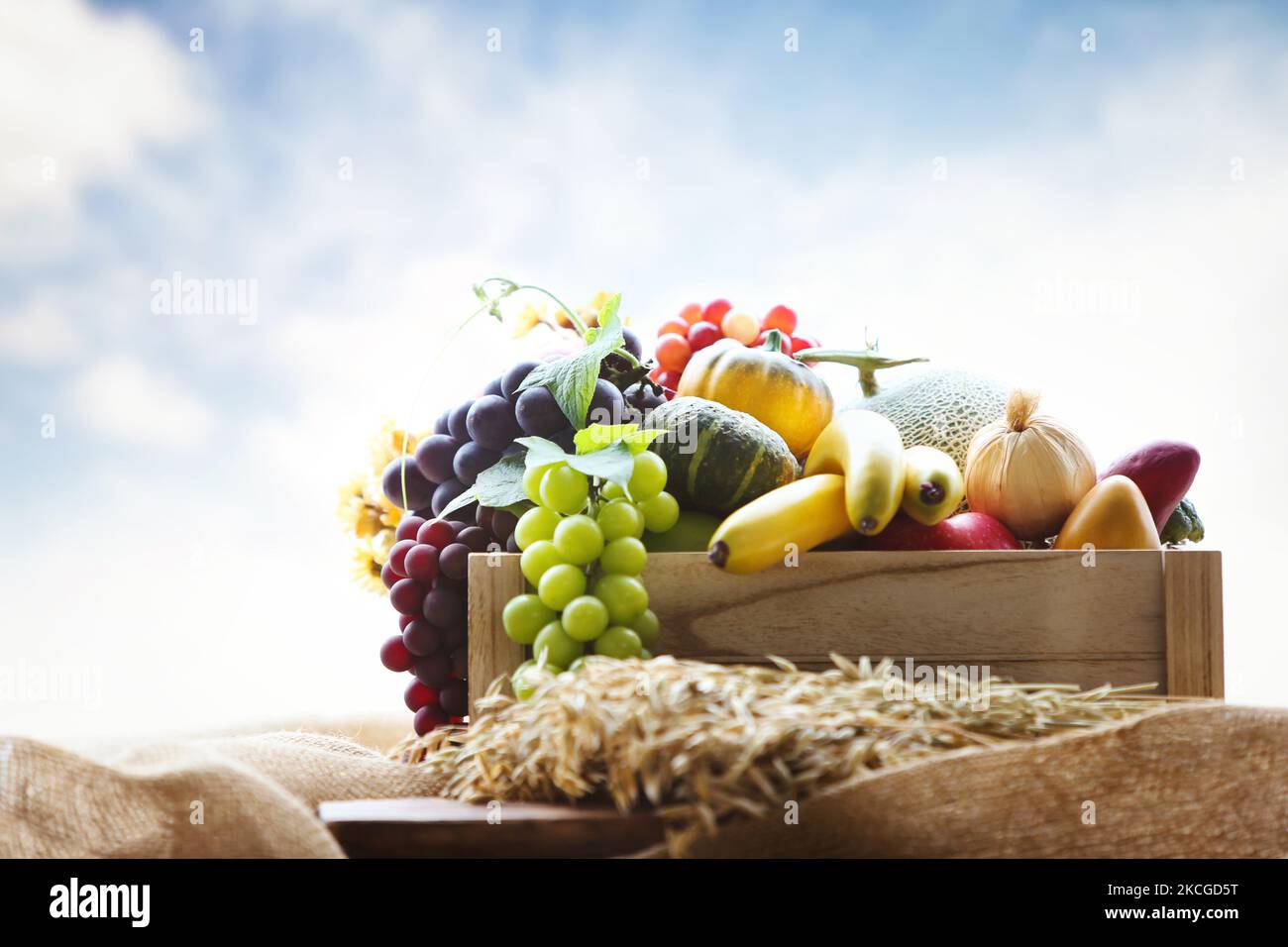Saison de récolte d'automne abondante ferme de fruits frais et de grain fond et église de Thanksgiving décoration Banque D'Images