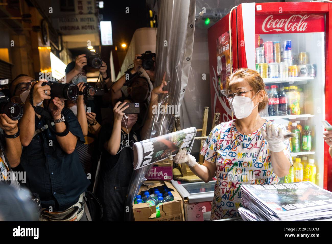 Le propriétaire d'un kiosque détient une copie de la dernière édition d'Apple Daily, à Hong Kong, en Chine, sur 24 juin 2021. (Photo de Marc Fernandes/NurPhoto) Banque D'Images