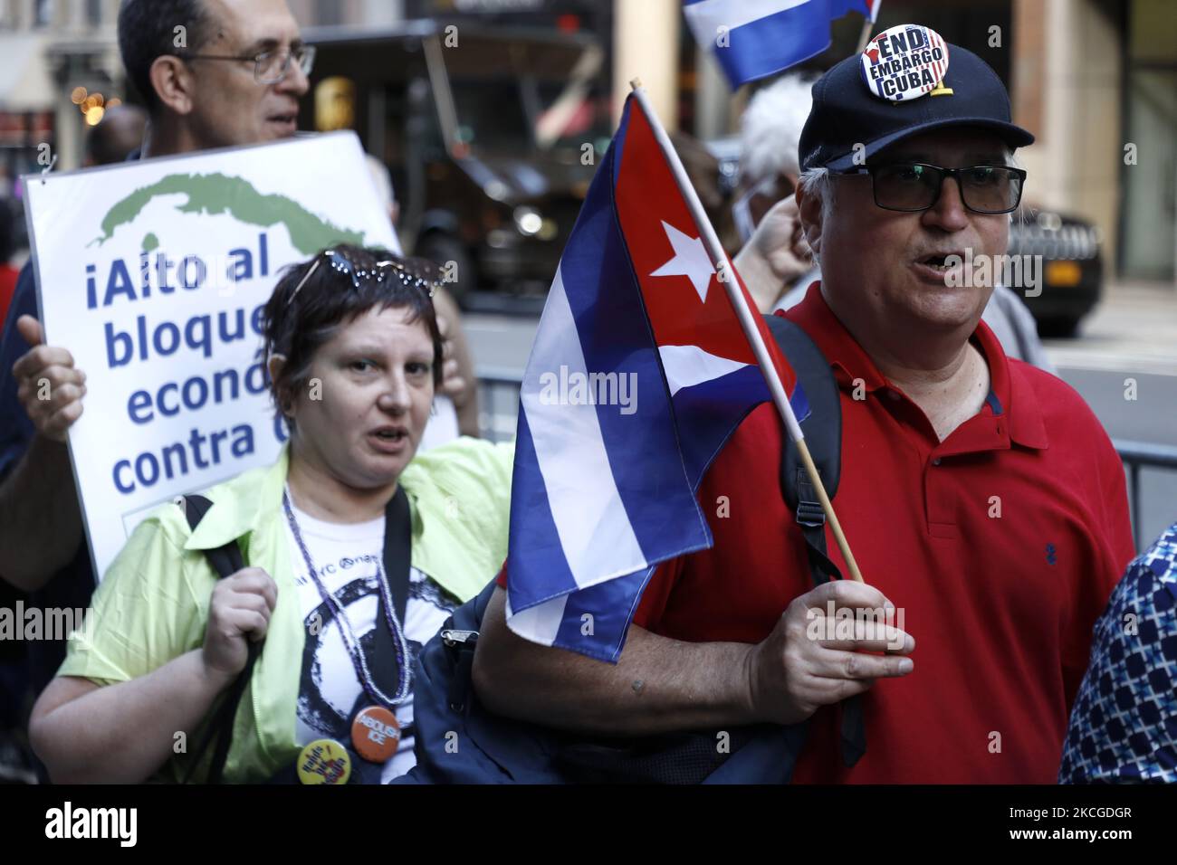 Les personnes qui soutiennent la fin du blocus économique américain contre Cuba manifestent devant la mission cubaine aux Nations Unies à Midtown, sur 23 juin 2021, dans la ville de New York, aux États-Unis. L’Assemblée générale des Nations Unies devrait voter aujourd’hui contre l’« embargo financier » américain contre l’île socialiste. Depuis des décennies, Cuba a subi des sanctions politiques et économiques : renforcées par l'administration Trump et maintenues sous la présidence de Biden qui n'a pas encore tenu sa promesse de campagne d'intervenir. (Photo de John Lamparski/NurPhoto) Banque D'Images