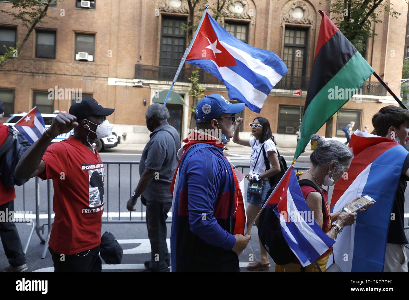 Les personnes qui soutiennent la fin du blocus économique américain contre Cuba manifestent devant la mission cubaine aux Nations Unies à Midtown, sur 23 juin 2021, dans la ville de New York, aux États-Unis. L’Assemblée générale des Nations Unies devrait voter aujourd’hui contre l’« embargo financier » américain contre l’île socialiste. Depuis des décennies, Cuba a subi des sanctions politiques et économiques : renforcées par l'administration Trump et maintenues sous la présidence de Biden qui n'a pas encore tenu sa promesse de campagne d'intervenir. (Photo de John Lamparski/NurPhoto) Banque D'Images