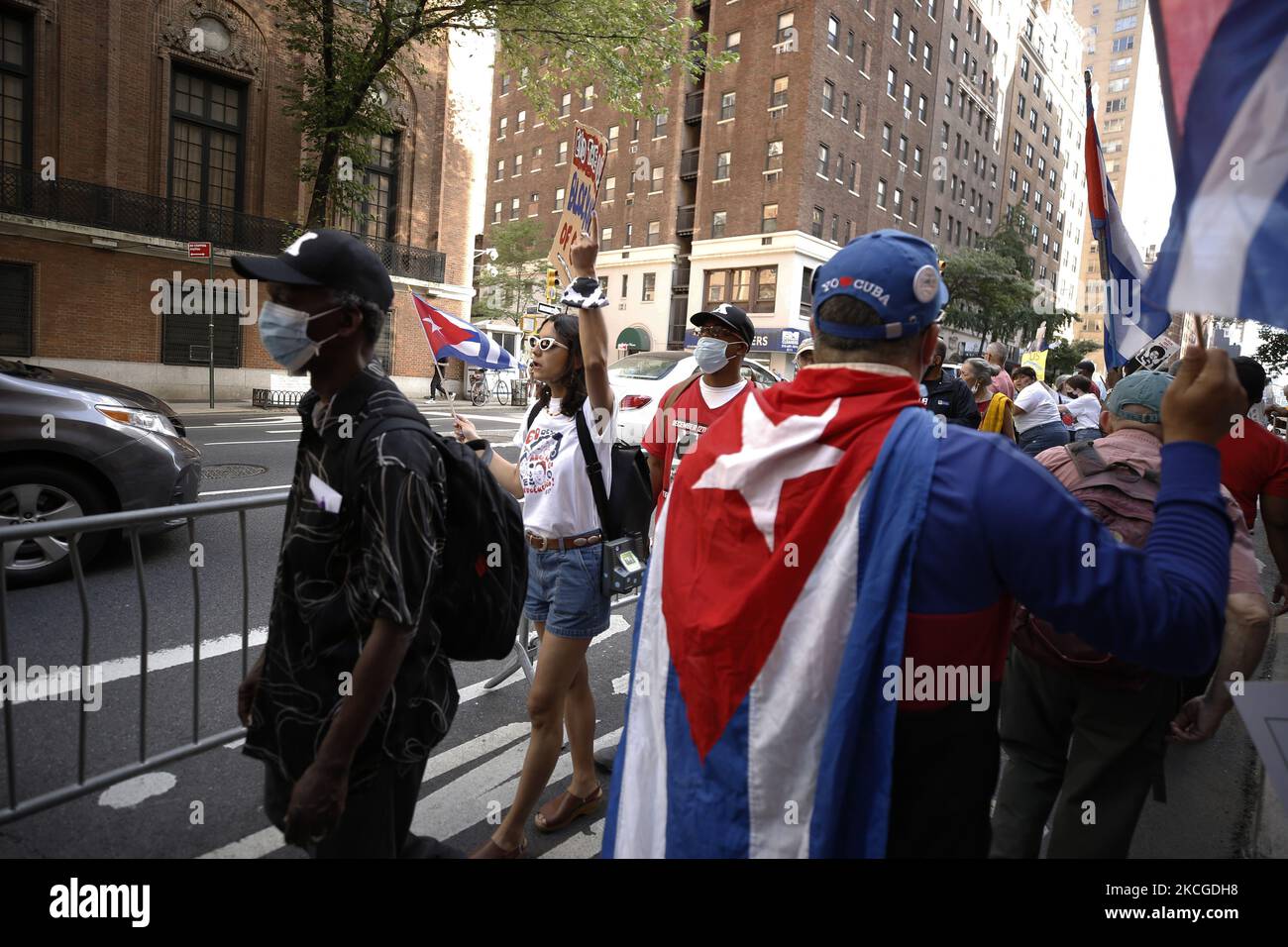 Les personnes qui soutiennent la fin du blocus économique américain contre Cuba manifestent devant la mission cubaine aux Nations Unies à Midtown, sur 23 juin 2021, dans la ville de New York, aux États-Unis. L’Assemblée générale des Nations Unies devrait voter aujourd’hui contre l’« embargo financier » américain contre l’île socialiste. Depuis des décennies, Cuba a subi des sanctions politiques et économiques : renforcées par l'administration Trump et maintenues sous la présidence de Biden qui n'a pas encore tenu sa promesse de campagne d'intervenir. (Photo de John Lamparski/NurPhoto) Banque D'Images