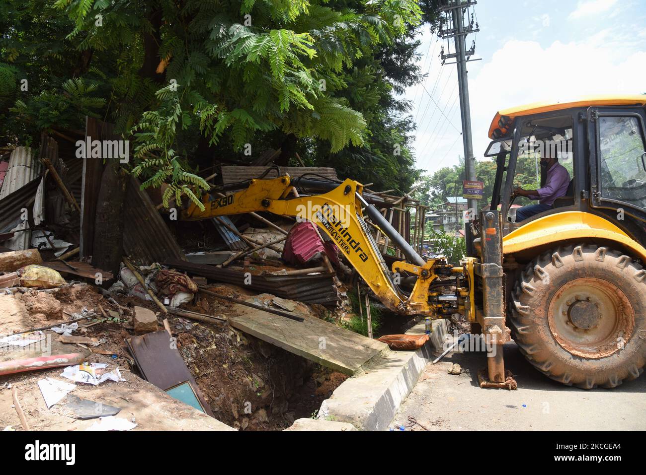 L'administration du district a démoli des magasins construits illégalement, lors d'une évacuation à Guwahati, en Inde, sur 24 juin 2021. (Photo de David Talukdar/NurPhoto) Banque D'Images