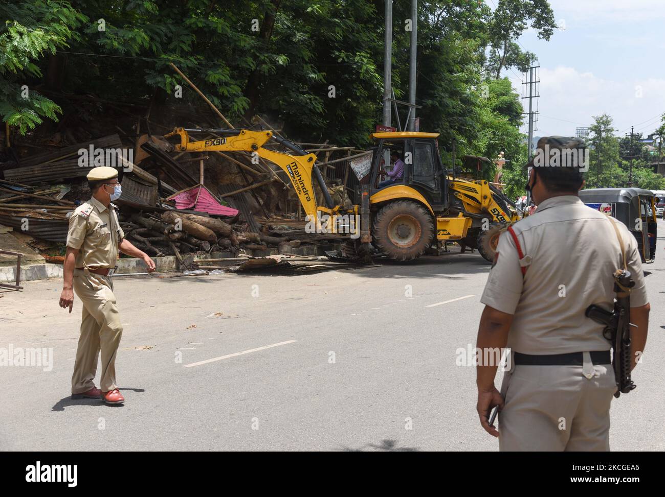L'administration du district a démoli des magasins construits illégalement, lors d'une évacuation à Guwahati, en Inde, sur 24 juin 2021. (Photo de David Talukdar/NurPhoto) Banque D'Images