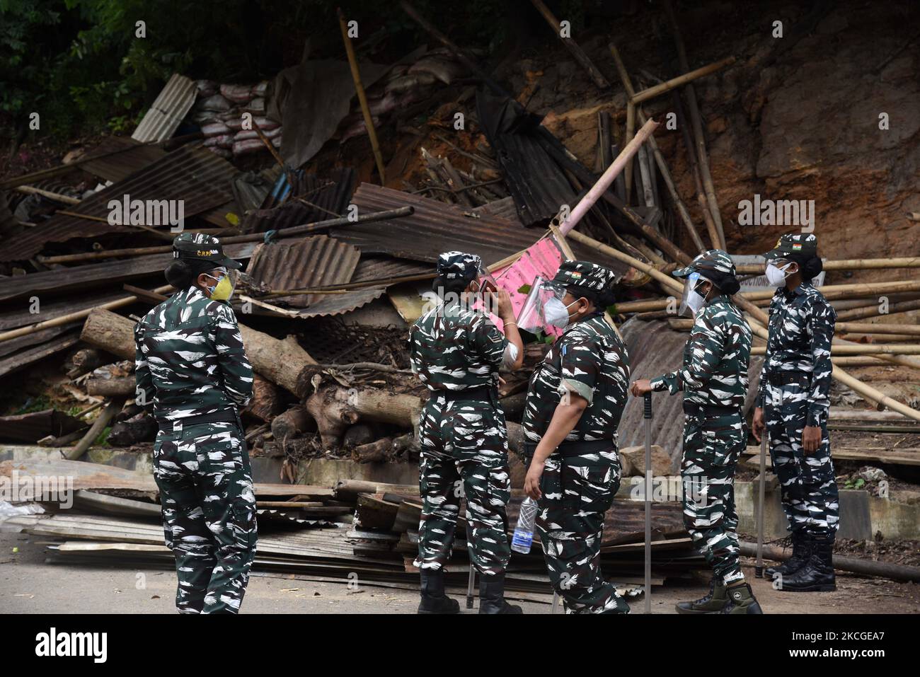 L'administration du district a démoli des magasins construits illégalement, lors d'une évacuation à Guwahati, en Inde, sur 24 juin 2021. (Photo de David Talukdar/NurPhoto) Banque D'Images