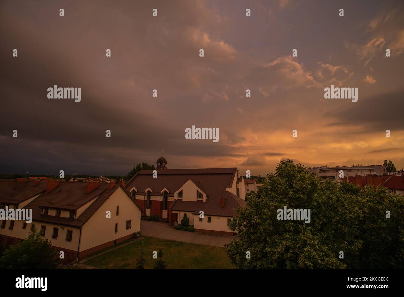 Des nuages sont vus rassemblés au-dessus de la ville tandis que le soleil se coucher donnant le ciel des couleurs à Varsovie, Pologne sur 24 juin 2021. La Pologne a été submergé d'une vague de chaleur avec des termpératures bien au-dessus de 30 degrés centigrades. Les pluies torrentielles ont brièvement soulagé les régions sévaeraires du pays d'abaisser la température de quelques degrés. (Photo par STR/NurPhoto) Banque D'Images