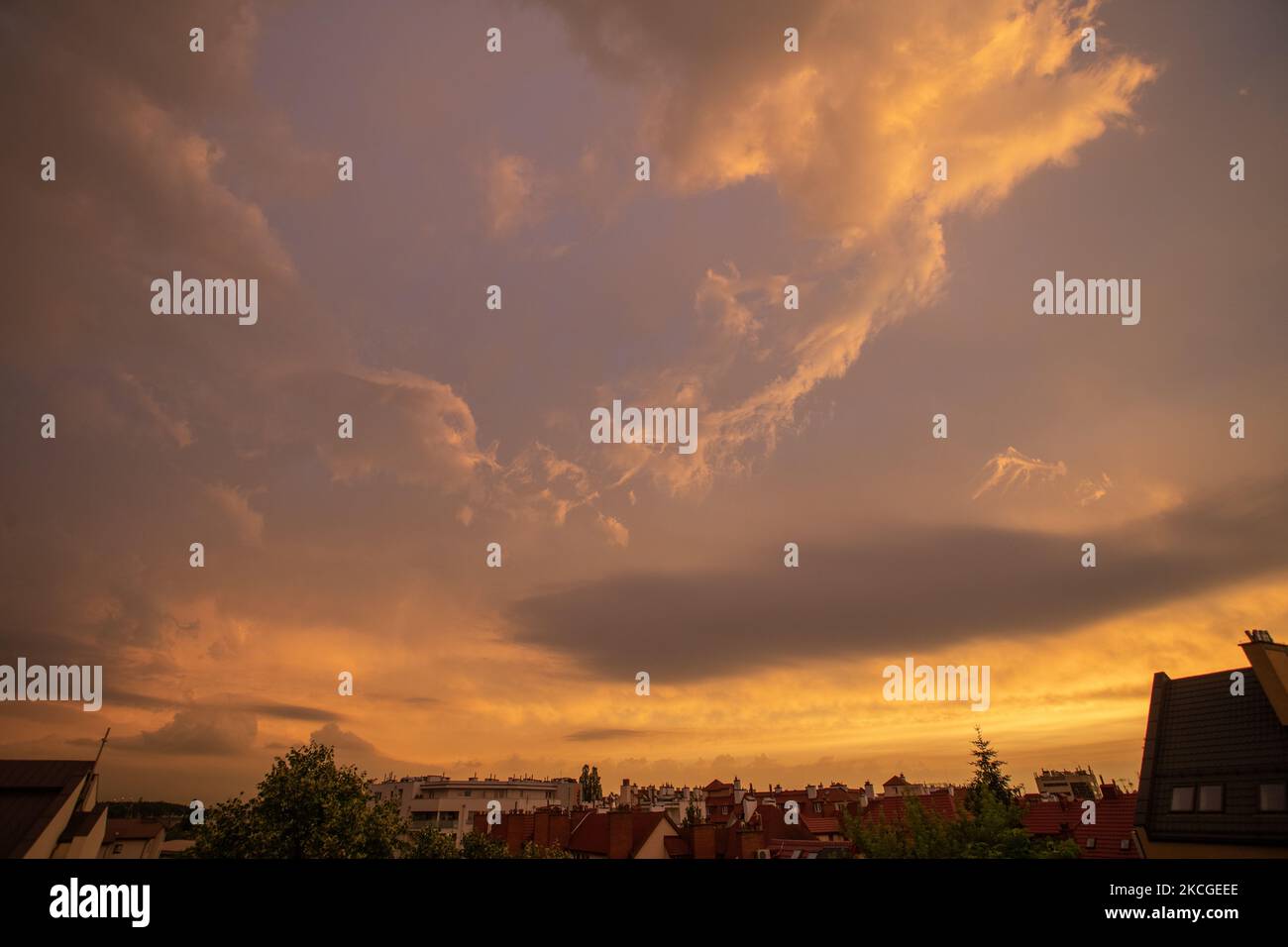 Des nuages sont vus rassemblés au-dessus de la ville tandis que le soleil se coucher donnant le ciel des couleurs à Varsovie, Pologne sur 24 juin 2021. La Pologne a été submergé d'une vague de chaleur avec des termpératures bien au-dessus de 30 degrés centigrades. Les pluies torrentielles ont brièvement soulagé les régions sévaeraires du pays d'abaisser la température de quelques degrés. (Photo par STR/NurPhoto) Banque D'Images