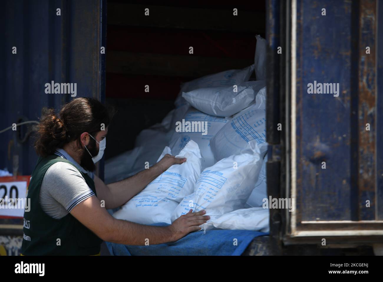 Des camions chargés d'aide humanitaire fournis par le Programme alimentaire mondial des Nations Unies se trouvent dans le nord de la Syrie par le passage de Bab Al-Hawa, sur le passage de 24 juin 2021 depuis le territoire turc. Il a été placé dans les entrepôts des organisations locales syriennes et le mécanisme d'acheminement de l'aide humanitaire en Syrie de l'autre côté de la frontière se termine le 10 juillet prochain. (Photo de Rami Alsayed/NurPhoto) Banque D'Images