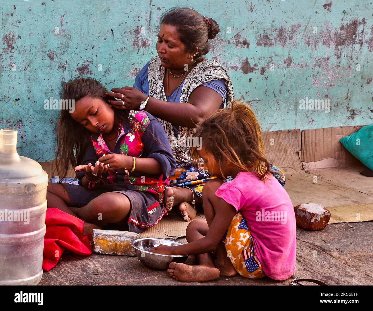 La pauvre femme choisit des nits (oeufs de poux) de la tête de sa fille près de leur taudis le long du sentier à Kanyakumari, Tamil Nadu, Inde. (Photo de Creative Touch Imaging Ltd./NurPhoto) Banque D'Images La pauvre femme choisit des nits (oeufs de poux) de la tête de sa fille près de leur taudis le long du sentier à Kanyakumari, Tamil Nadu, Inde. (Photo de Creative Touch Imaging Ltd./NurPhoto) Banque D'Images
