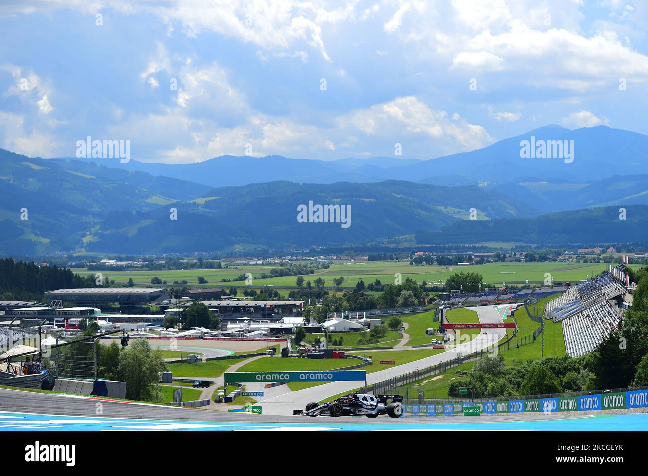 Pierre Gasly de la Scuderia Alpha Tauri Honda pilote son monoplace AT02 pendant la pratique libre du Grand Prix de Styrie, 8th ronde du Championnat du monde de Formule 1 en anneau de taureau rouge à Spielberg, Styrie, Austia, 25 juin 2021 (photo par Andrea Diodato/NurPhoto) Banque D'Images