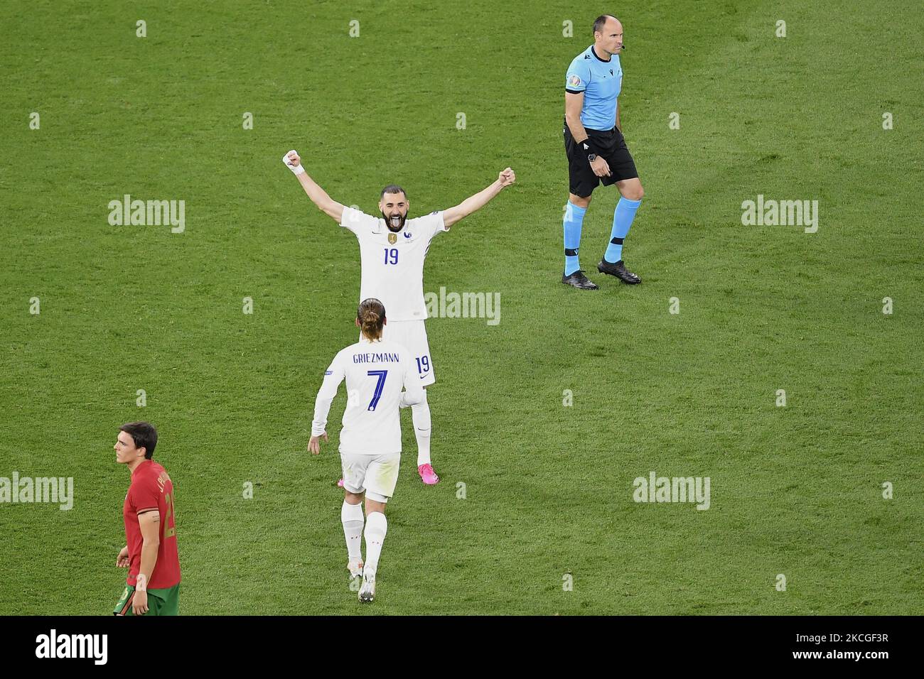 Karim Benzema en France célèbre après avoir atteint le but 1-2 avec Antoine Griezmann lors du match de football du Championnat d'Europe 2020 de l'UEFA entre le Portugal et la France au stade Puskas Ferenc sur 23 juin 2021 à Budapest, en Hongrie. (Photo par Alex Nicodim/NurPhoto) Banque D'Images