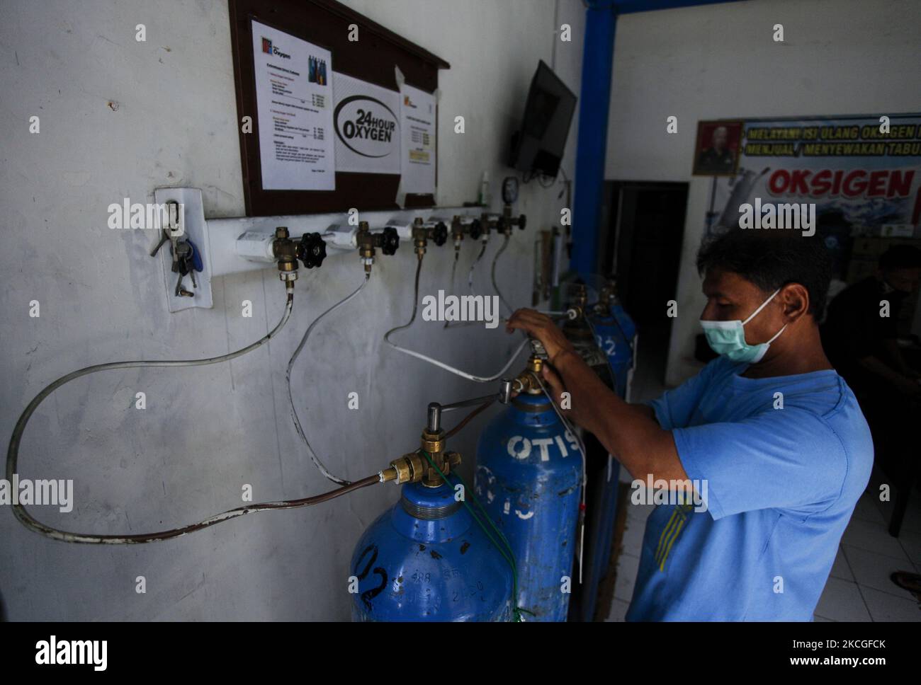 Un travailleur remplit une bouteille d'oxygène pour les hôpitaux et traite les patients alors que la demande d'oxygène médical a augmenté à Bogor, Java Ouest, Indonésie sur 25 juin 2021. (Photo par Adriana Adie/NurPhoto) Banque D'Images