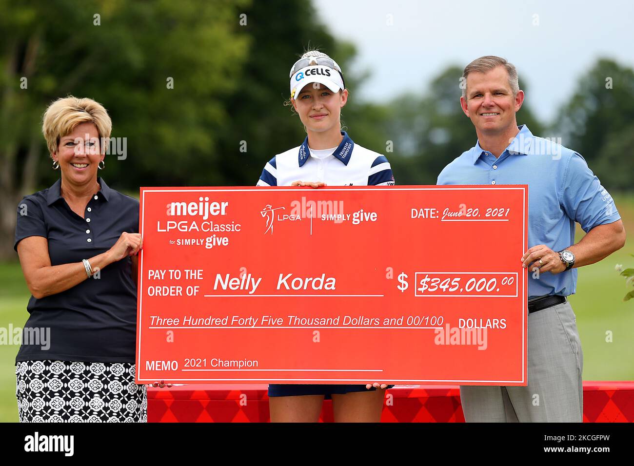 Nelly Korda pose avec le contrôle de cérémonie sur le parcours après avoir remporté le tournoi de golf classique Meijer LPGA au Blythefield Country Club à Belmont, MI, USA Sunday, 20 juin 2021. (Photo par Amy Lemus/NurPhoto) Banque D'Images