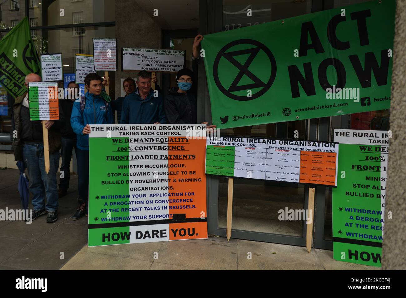 Les membres de la rébellion des extinction, en partenariat avec certains agriculteurs irlandais, ont organisé une manifestation soulignant la complicité du gouvernement irlandais à encourager une croissance constante dans le secteur agricole, au détriment de l’environnement et de la qualité de vie des petits agriculteurs. Le vendredi 25 juin 2021, à Dublin, Irlande. (Photo par Artur Widak/NurPhoto) Banque D'Images