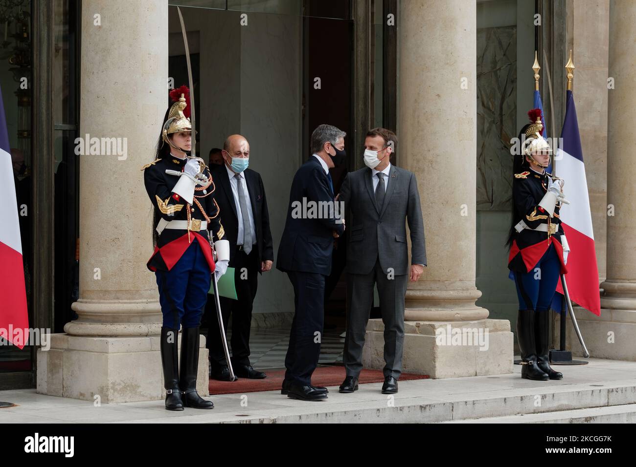 Le Président français Emmanuel MACRON (R) remercie le Secrétaire d'Etat des Etats-Unis Antony BLINKEN (L) de sa rencontre avec lui au Palais des Élysées de Paris sur 26 juin 2021 (photo de Daniel Pier/NurPhoto) Banque D'Images