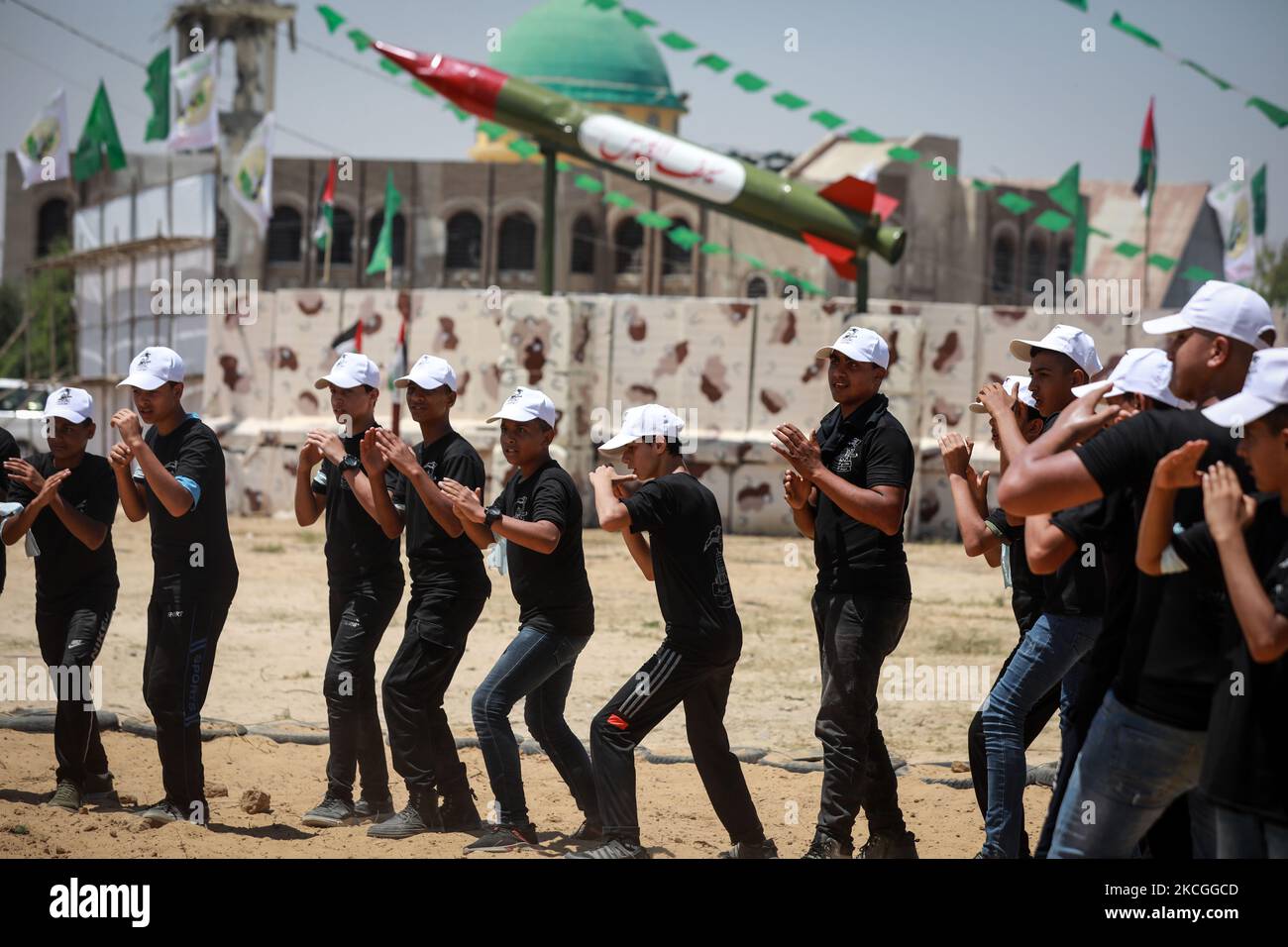 De jeunes Palestiniens participent à un camp d'été militaire organisé par le mouvement Hamas à Gaza, sur 26 juin 2021. (Photo de Majdi Fathi/NurPhoto) Banque D'Images