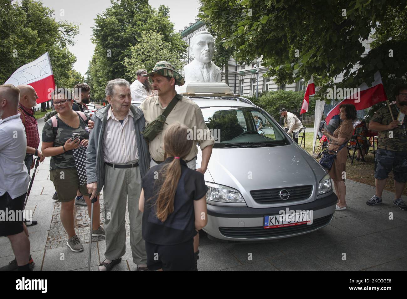 Un buste de l'ancien homme d'État polonais Roman Dmowski est vu monté sur une voiture le 26 juin 2021 à Varsovie, en Pologne. Plusieurs dizaines de nationalistes, certains portant des symboles nazis, se sont rassemblés samedi au monument de l'ancien homme d'État Roman Dmowski. Les organisateurs de l'événement, prévu pour célébrer le singularisation du Traité de Versailles de 1919 qui a mis fin de manière fromagère à la première Guerre mondiale, voulaient prendre un gros buste de Dmowski attaché au toit d'une voiture au Château Royal. La direction du château royal a déclaré qu'elle n'avait aucune connaissance du placement de la sculpture. (Photo par STR/NurPhoto) Banque D'Images