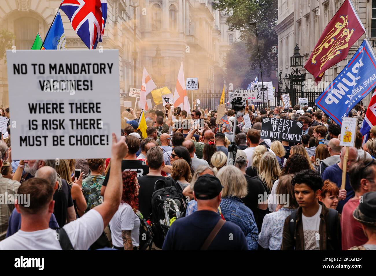 Des manifestants portant des écriteaux et des drapeaux manifestent devant Downing Street lors de la manifestation anti-verrouillage Unite for Freedom dans le centre de Londres, au Royaume-Uni, sur 26 juin 2021. Les personnes protestant contre les blocages se sont réunies pour soulever leurs préoccupations concernant les législations gouvernementales en matière de vaccination et la liberté de voyager et de socialiser. (Photo par Dominika Zarzycka/NurPhoto) Banque D'Images