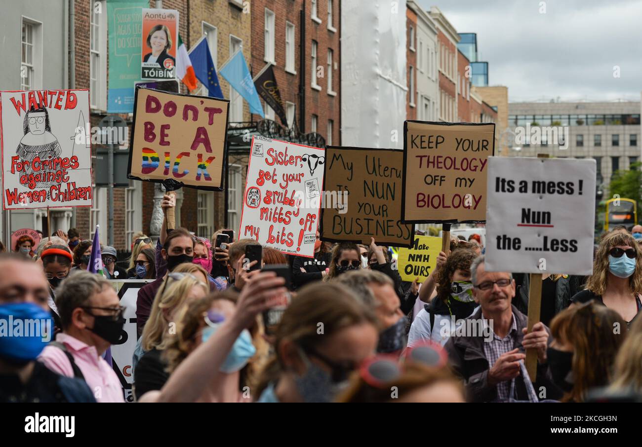 Les activistes du 'Make NMH Our' protestent à l'extérieur de Leinster House à Dublin, faisant campagne contre l'Église catholique propriétaire du nouvel hôpital national de maternité (NHM) et en démentant que le NMH est en propriété publique. Le samedi 26 juin 2021, à Dublin, Irlande. (Photo par Artur Widak/NurPhoto) Banque D'Images