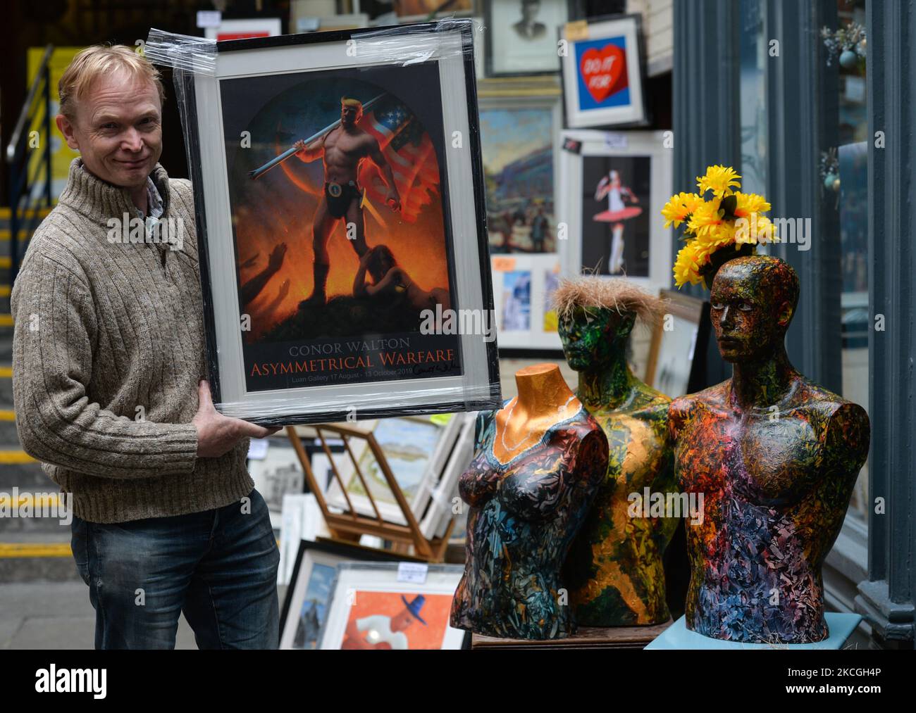 Le propriétaire de la galerie Frank O'dea détient un imprimé numérique encadré du président américain Donald Trump « Novus Ordo Seclorum » (anglais : un nouvel ordre des âges), de l'artiste Conor Walton, vu à la galerie d'art Balla Bán à Dublin. Le samedi 26 juin 2021, à Dublin, Irlande. (Photo par Artur Widak/NurPhoto) Banque D'Images
