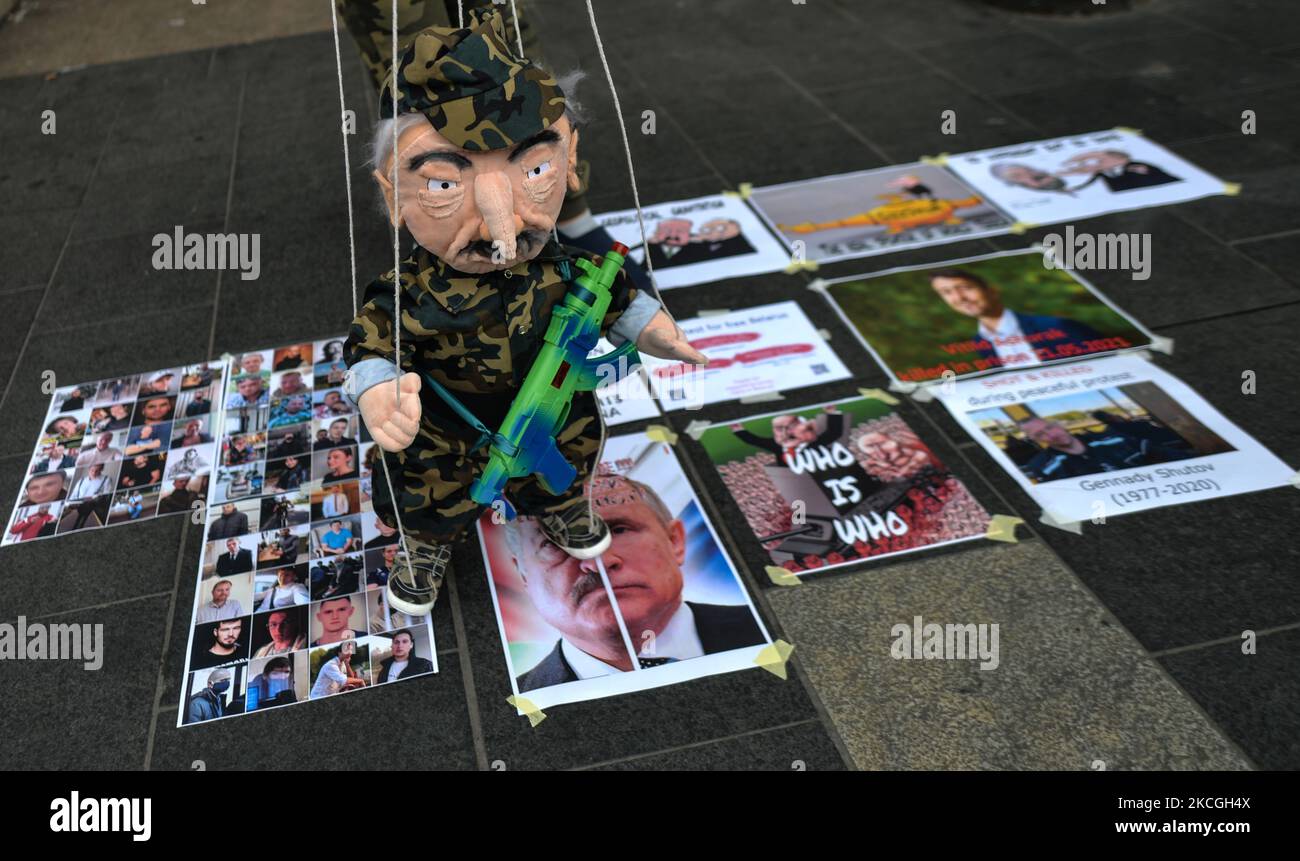 Un activiste portant un masque représentant le président russe Vladimir Poutine, tenant une marionnette représentant le président de la Biélorussie Alexandre Loukachenko devant l'GPO à Dublin. Lors de la Journée internationale de soutien aux victimes de la torture, des membres de la communauté bélarussienne en Irlande ont organisé une manifestation contre la répression au Bélarus. Samedi, 29 mai 2020, à Dublin, Irlande. (Photo par Artur Widak/NurPhoto) Banque D'Images