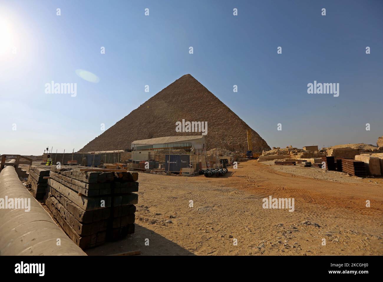 Préparatifs pour le transfert de la procession du roi Khufu du fond des pyramides au (GEM) - le Grand Musée égyptien. Le transport sera effectué par un chariot télécommandé intelligent, qui a été ramené de Belgique afin qu'il soit protégé et sécurisé pendant le déplacement.26, 2021 au Caire, Egypte. (Photo de Fadel Dawod/NurPhoto) Banque D'Images