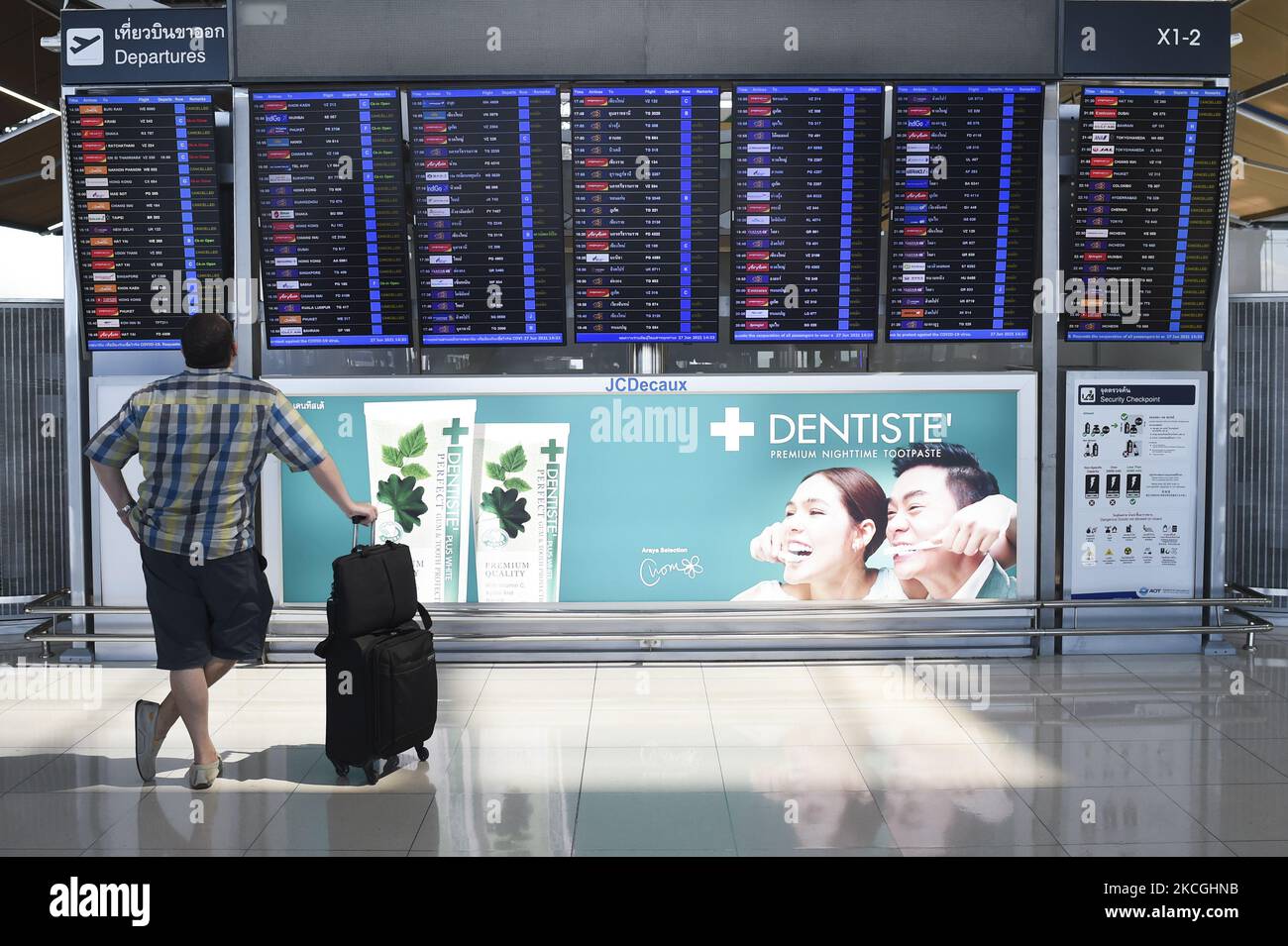 Les voyageurs vérifient les détails de l'enregistrement de leur vol à l'aéroport international de Suvarnabhumi dans le contexte d'une nouvelle vague de pandémie de coronavirus (COVID-19) à Bangkok, en Thaïlande, du 27 au 20 juin 2021. (Photo par Anusak Laowilas/NurPhoto) Banque D'Images