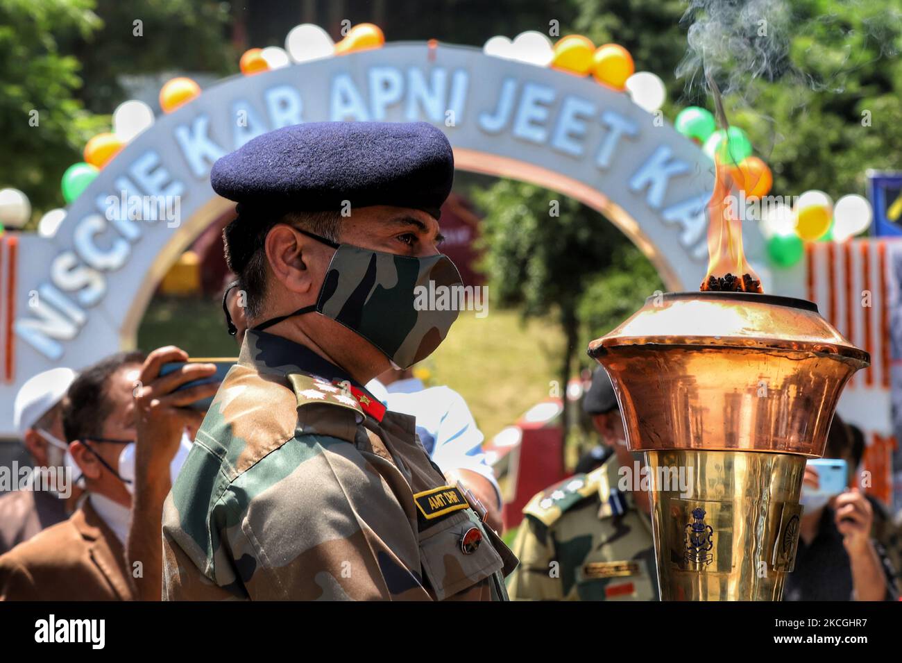 Un soldat de l'armée indienne détient le Mashaal à Baramulla, Jammu-et-Cachemire, en Inde, le 27 juin 2021. (Photo de Nasir Kachroo/NurPhoto) Banque D'Images