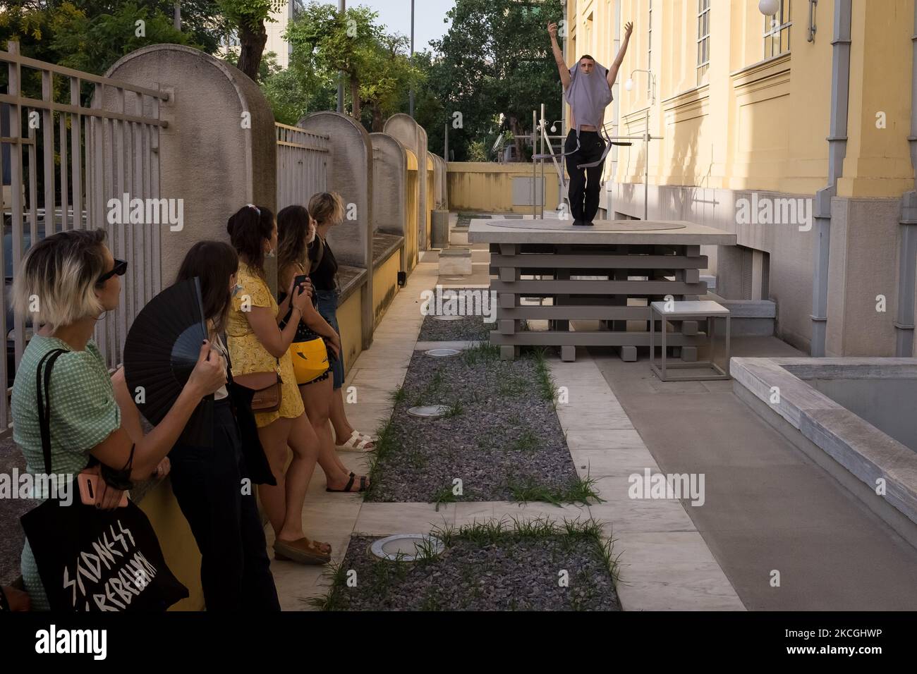 Un interprète a vu faire sa performance à l'ancienne usine publique de tabac à Athènes, Grèce sur 26 juin 2021. La performance portait sur la confiance humaine après la carantine COVID-19 (coronavirus). (Photo de Nikolas Kokovovlis/NurPhoto) Banque D'Images