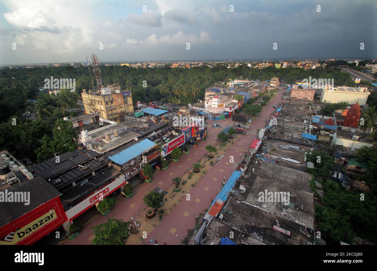 Les routes de la zone de marché quotidienne semblent désertes en raison de la fermeture de week-end imposée par l'administration de l'État pour lutter contre le cornavirus Covid-19 propagé dans l'est de l'état indien Odisha capitale, la ville Bhubaneswar. (Photo par STR/NurPhoto) Banque D'Images