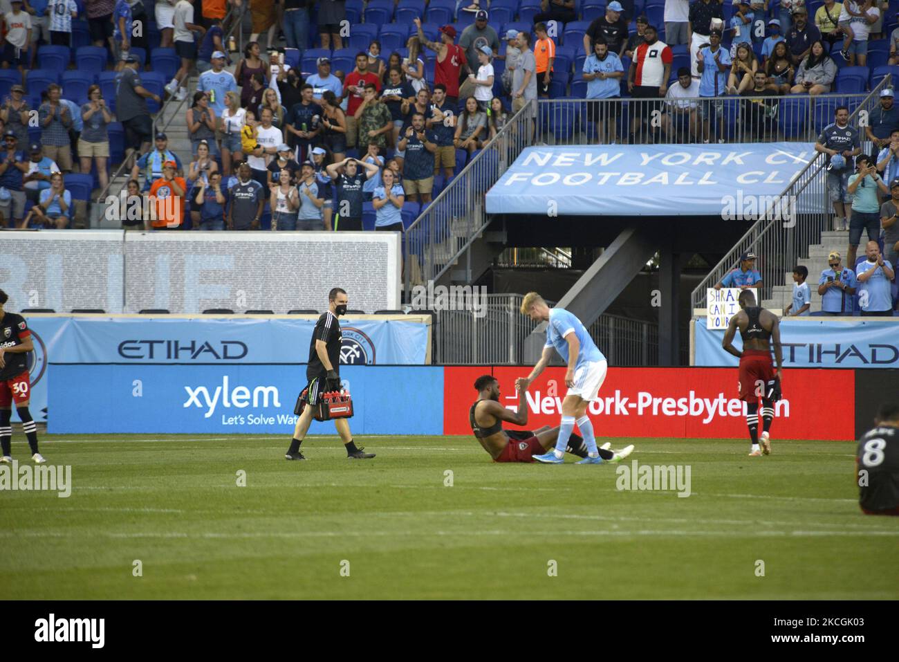 DC United Players Heartbrisés par la défaite samedi, 27 juin 2021 à la Red Bull Arena dans le New Jersey, avec 10 000 participants. Le spectaculaire but gagnant de Thiago Andrade lors de la deuxième moitié de l'arrêt a donné au FC de la ville de New York une victoire impressionnante de 2-1 sur D.C. United à la Red Bull Arena samedi. (Photo de Deccio Serrano/NurPhoto) Banque D'Images