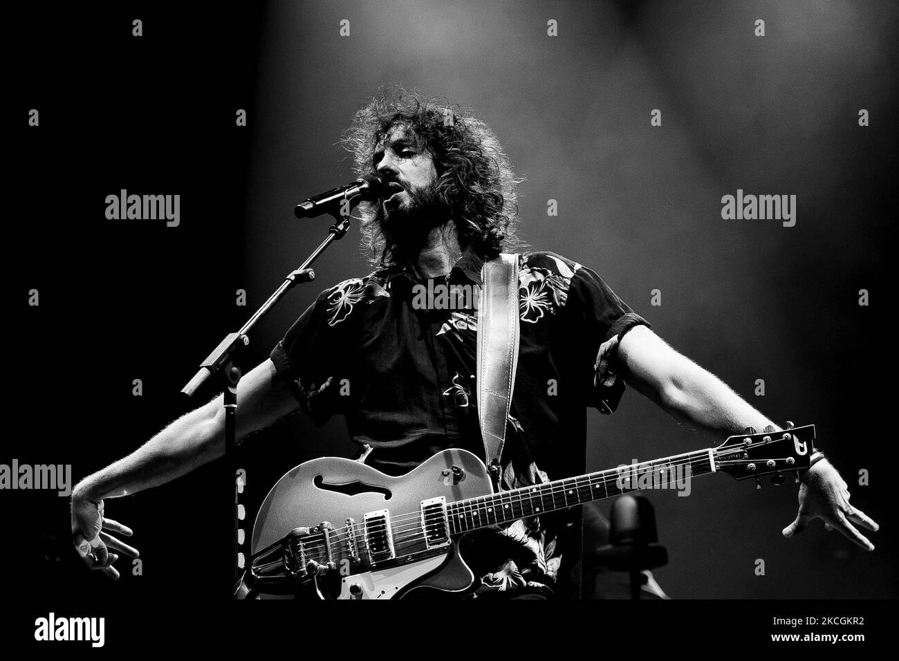 Mikel Izal du groupe de musique 'Izal' se produit sur scène à l'Estadio El Plantio sur 28 juin 2021 à Burgos, Espagne.(photo de Miriam Vera/COOLMedia/NurPhoto) Banque D'Images